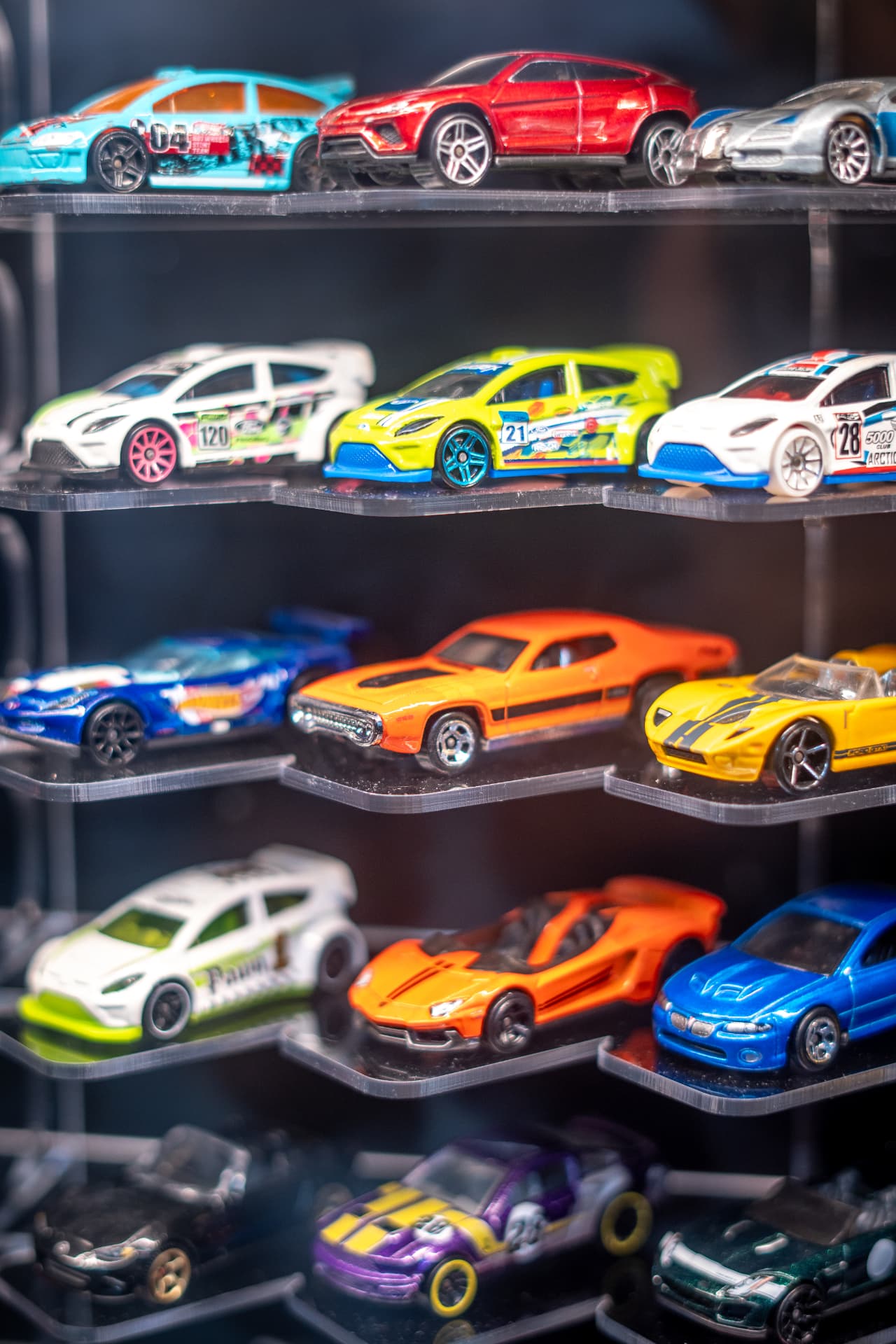Carros esportivos em miniatura na vitrine