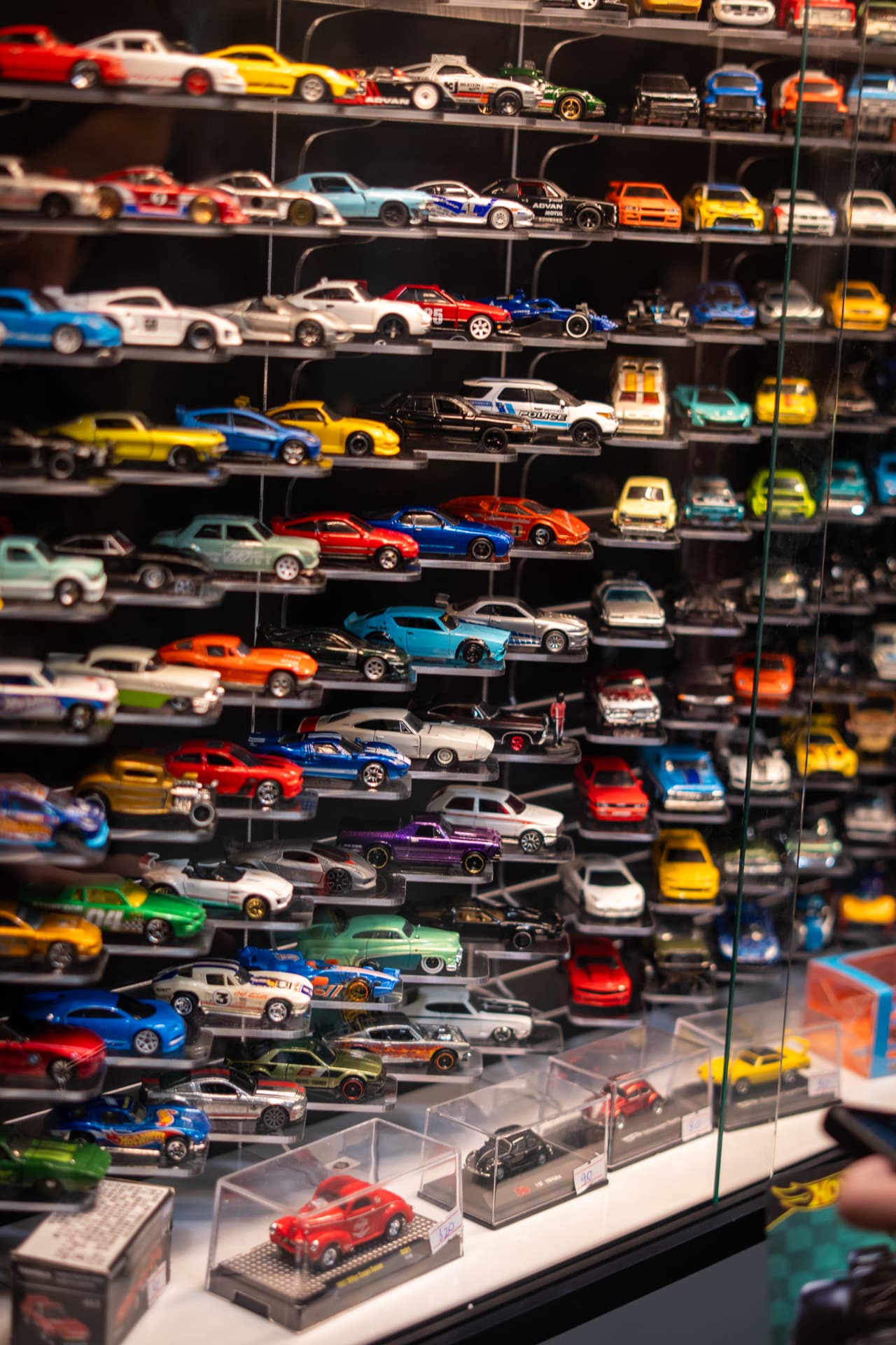 Parede com centenas de miniaturas