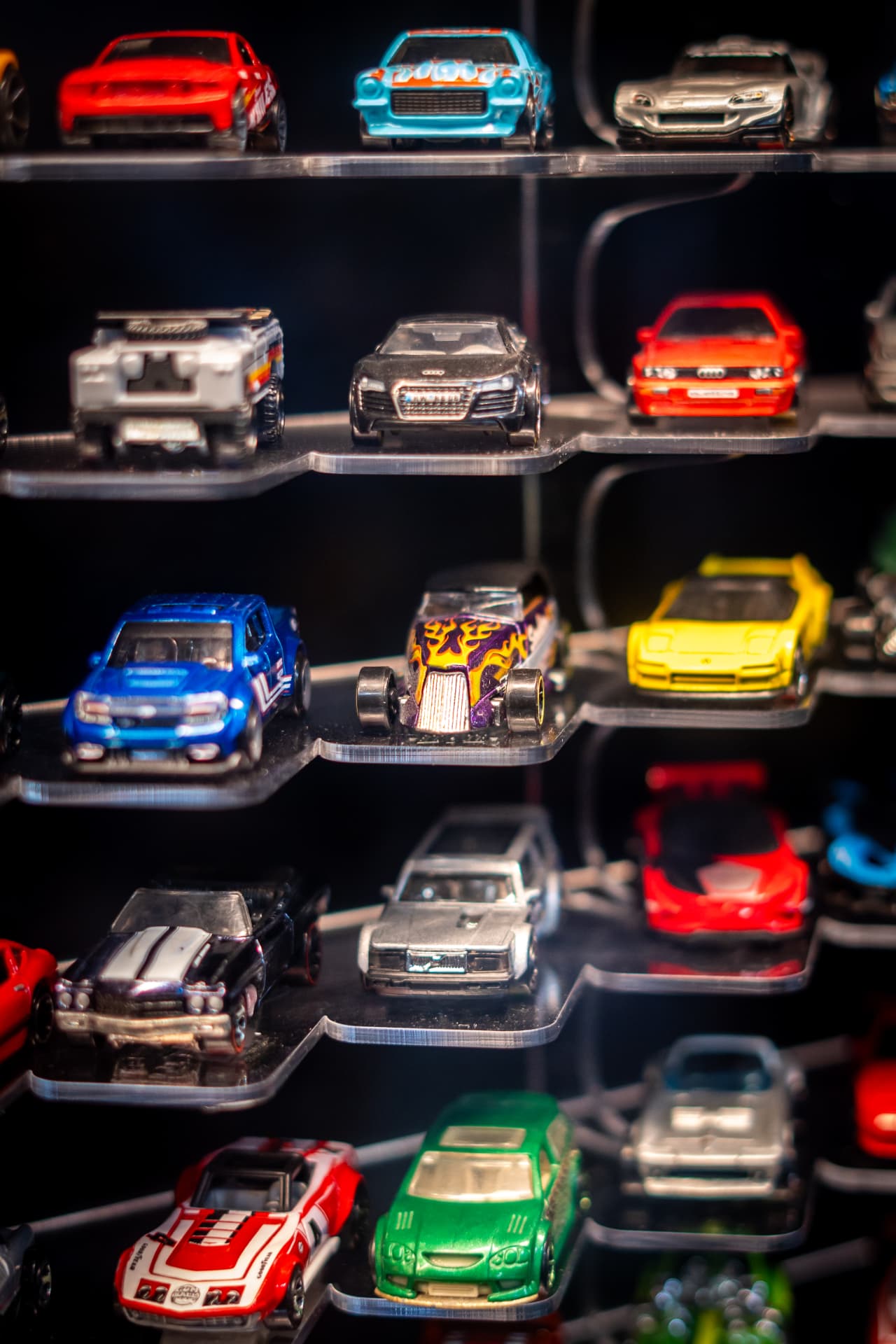 Miniaturas raras expostas em fundo escuro